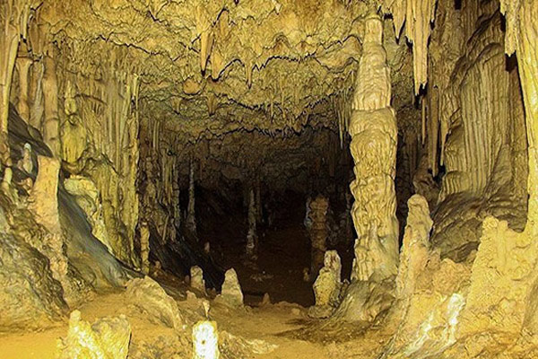 غار قلعه کرد